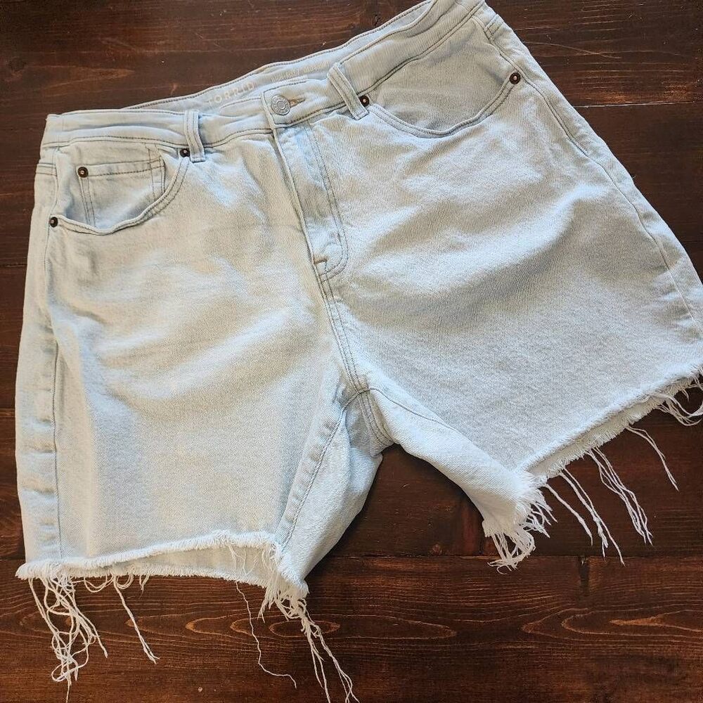 Torrid High Rise 7" Dad Short Classic Denim Light Wash Raw Hem 5 Pocket Design S